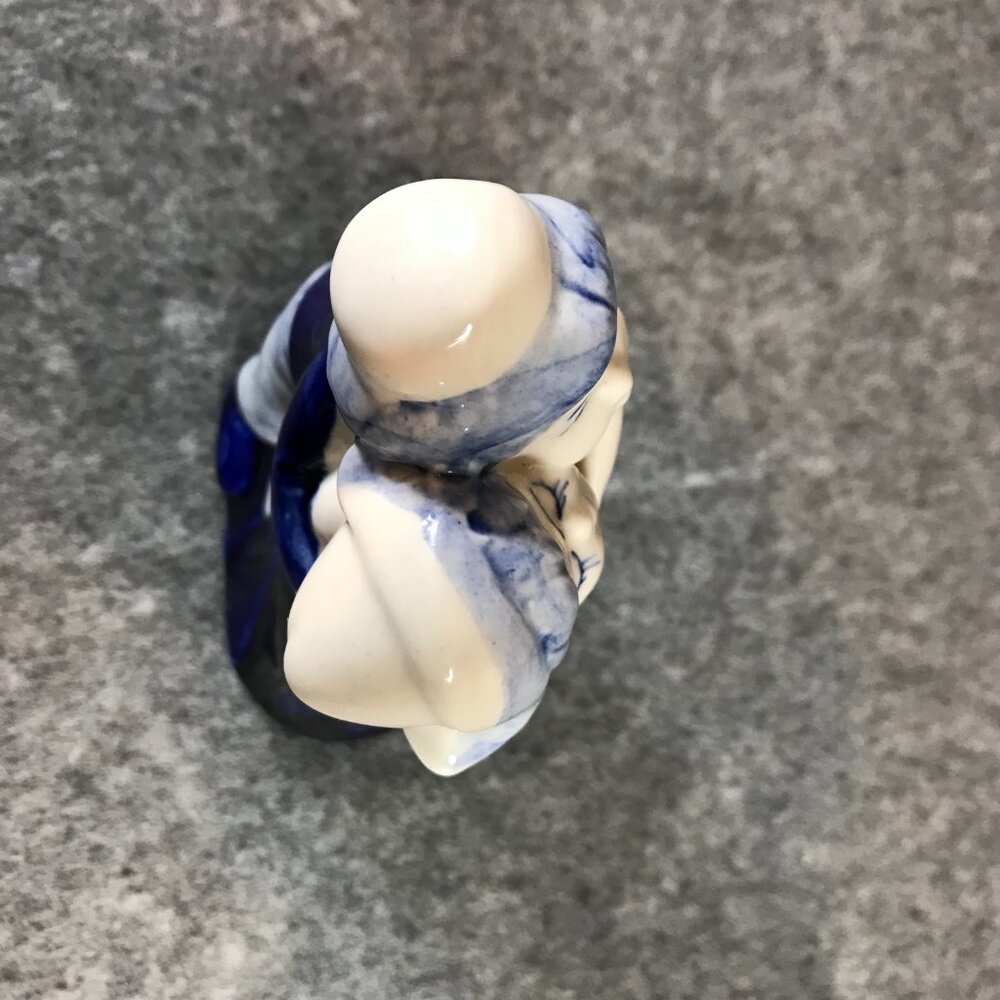 Delft Blue Hand Painted Pottery Hugging Couple Figurine - Picture 5 of 6